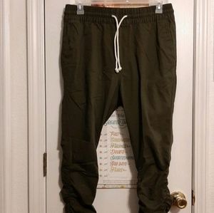 Jogging pants with gathered zipper ankle.